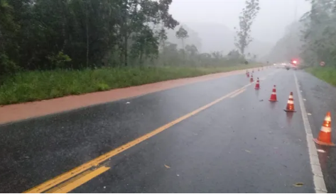 Rodovia Oswaldo Cruz é liberada, depois de uma hora de interdição devido ao risco de queda de barreira