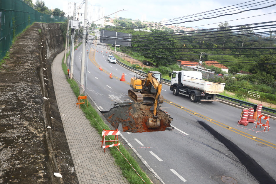 Obras na cratera das Av. João Marson, em São José dos Campos, devem demorar 40 dias