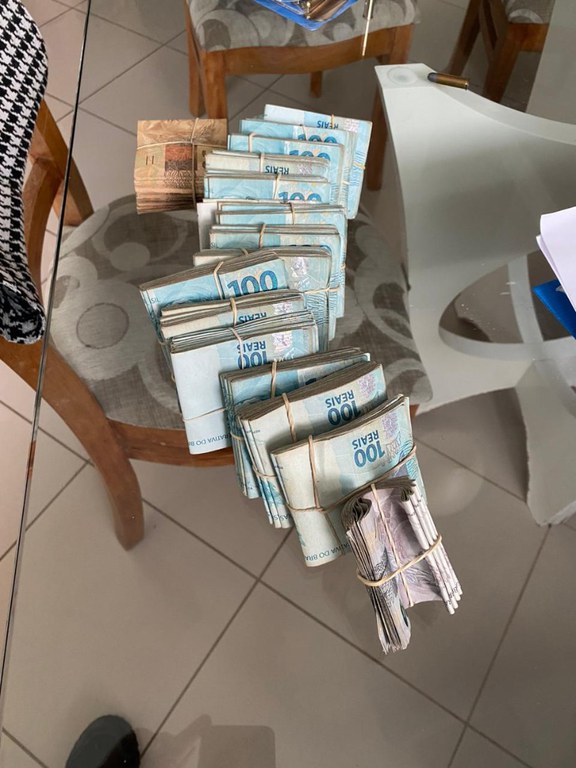 Justica determina afastamento do vice-prefeito de São José do Barreiro e PF apreende em operação mais de R$ 100 mil em reais e dólar