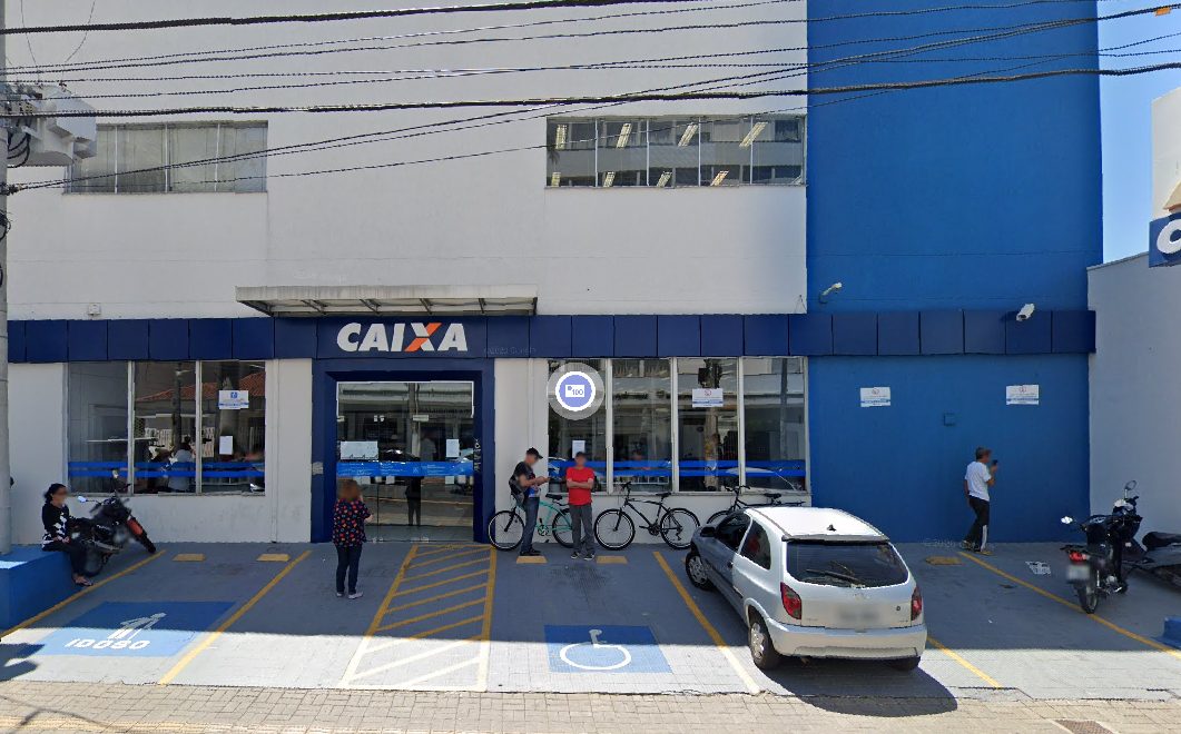 Dupla invade sala do cofre de banco em Taubaté e é procurada pela Polícia