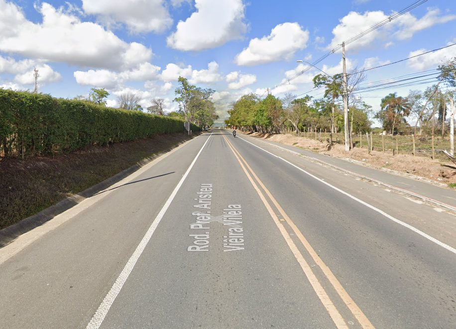 Homens ficam gravemente feridos em acidente moto e muro na estrada Guará x Lorena