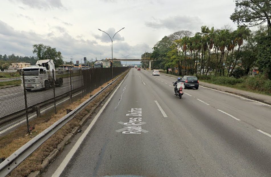 Motociclista morre atropelado por caminhão na Via Dutra em Jacareí