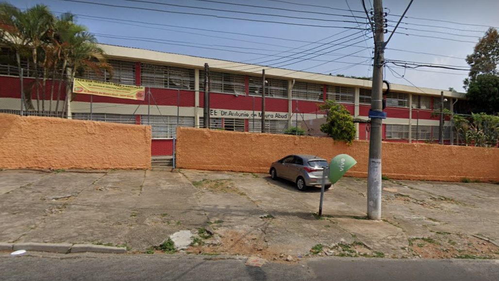 Briga de alunas gera confusão generalizada e tiros são disparados do lado de fora de escola em Taubaté
