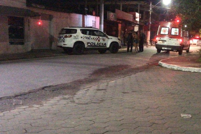 Homem é morto a facadas em adega de Caraguatatuba