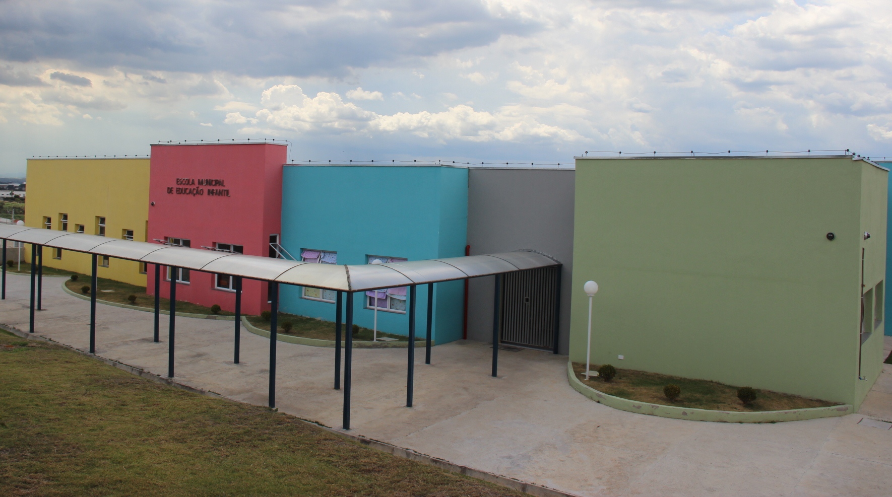 Prefeitura de Taubaté agora diz que professores podem orar com alunos nas salas de aula