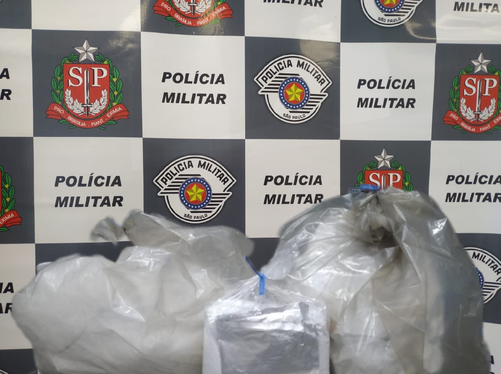 PM apreende 56 kg de drogas em Guaratinguetá