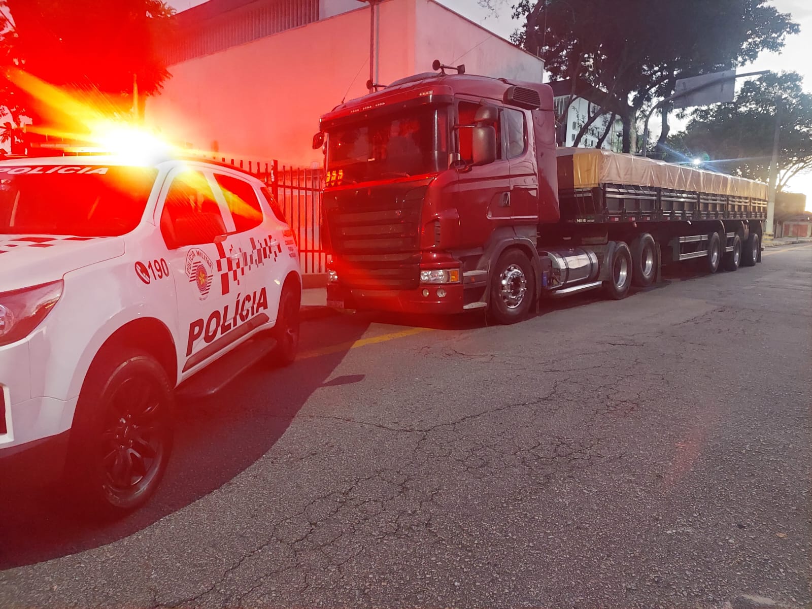 PM liberta refém e recupera na divisa de Jacareí com São José carreta roubada em Taubaté
