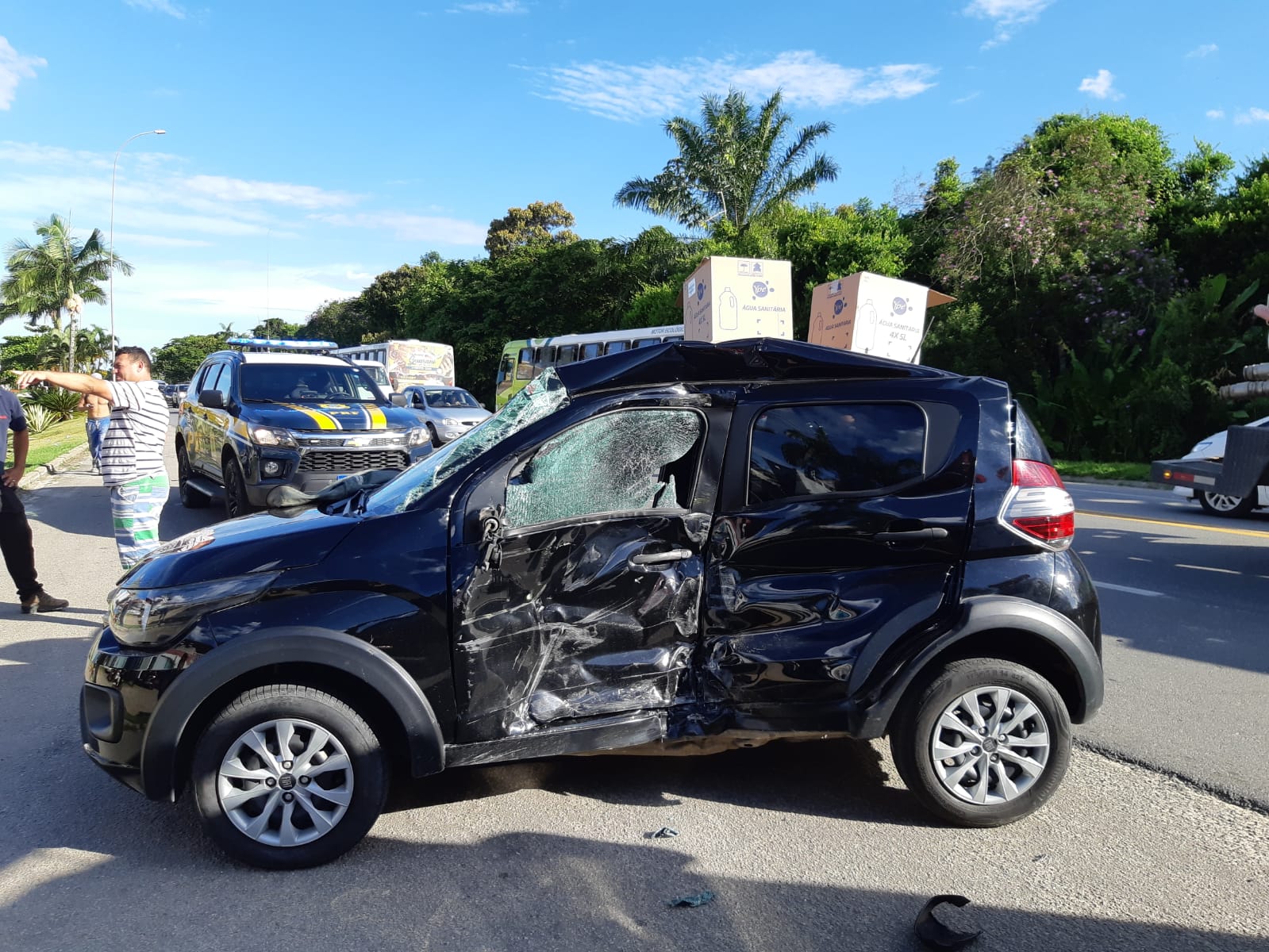 Acidente entre carro e ônibus deixa homem ferido na Rio-Santos em Ubatuba