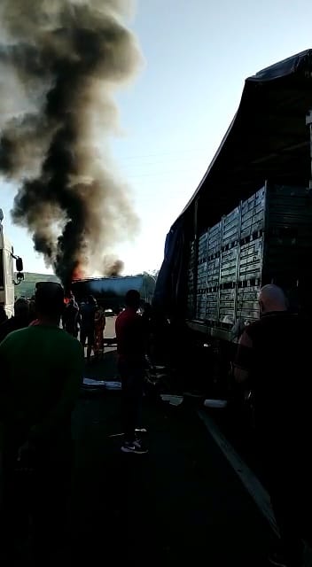 Acidente com caminhão tanque interdita totalmente a Via Dutra no trecho de Taubaté