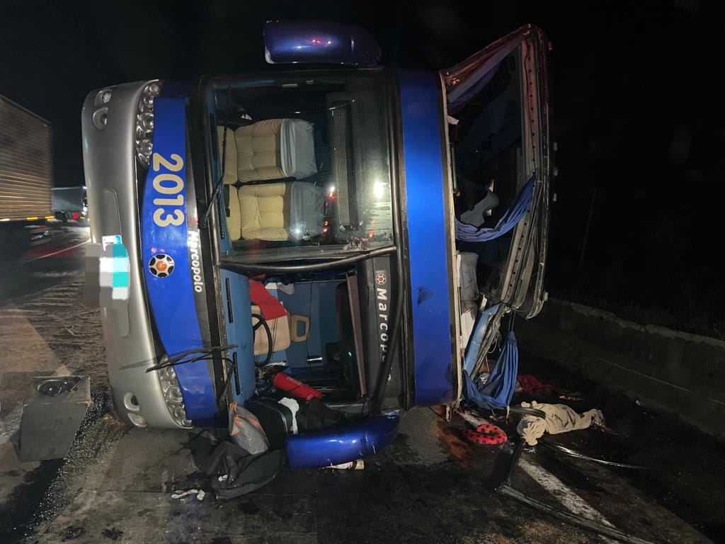 Ônibus que seguia para Aparecida capota e deixa 3 mortos e 21 feridos