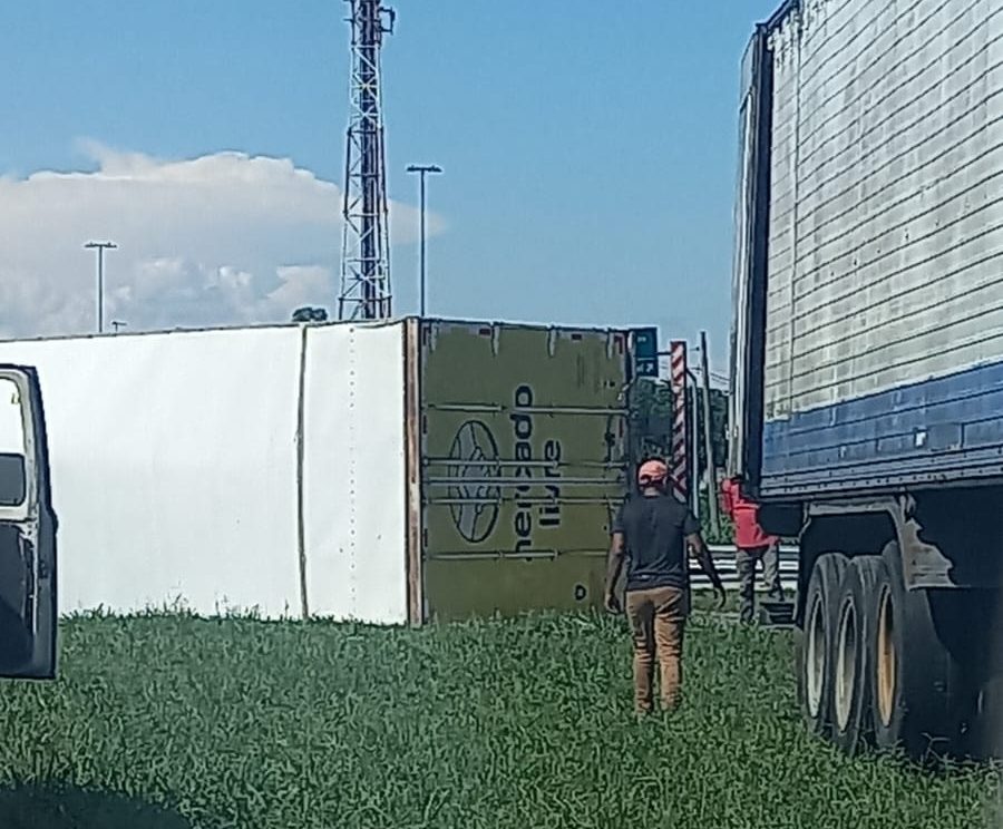 Caminhão do Mercado Livre tomba na Via Dutra em Jacareí e populares tentam saqueá-lo