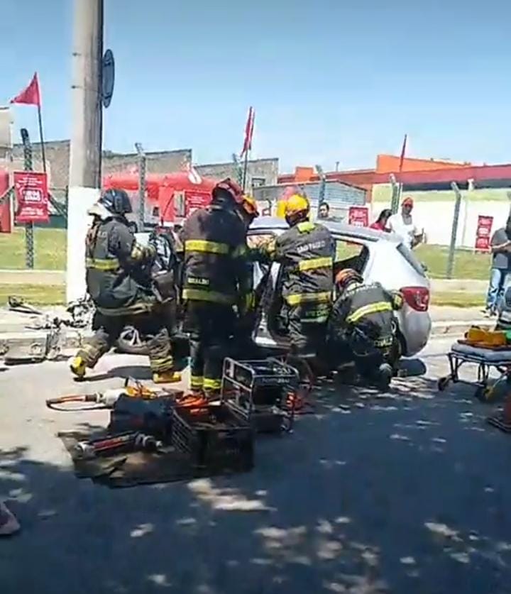 Homem fica ferido em acidente entre carro e poste em Jacareí e mobiliza Bombeiros