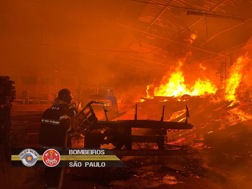 Incêndio de grandes proporções atinge galpão de madeira em Pindamonhangaba