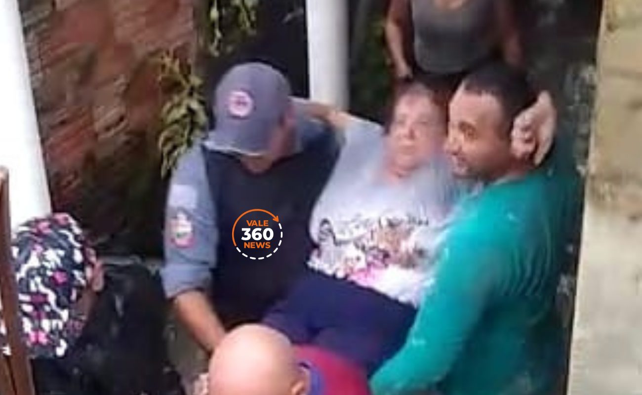 VÍDEO: Idosa é resgata pelos Bombeiros e por populares de casa alagada, na Vila Nair, em São José dos Campos