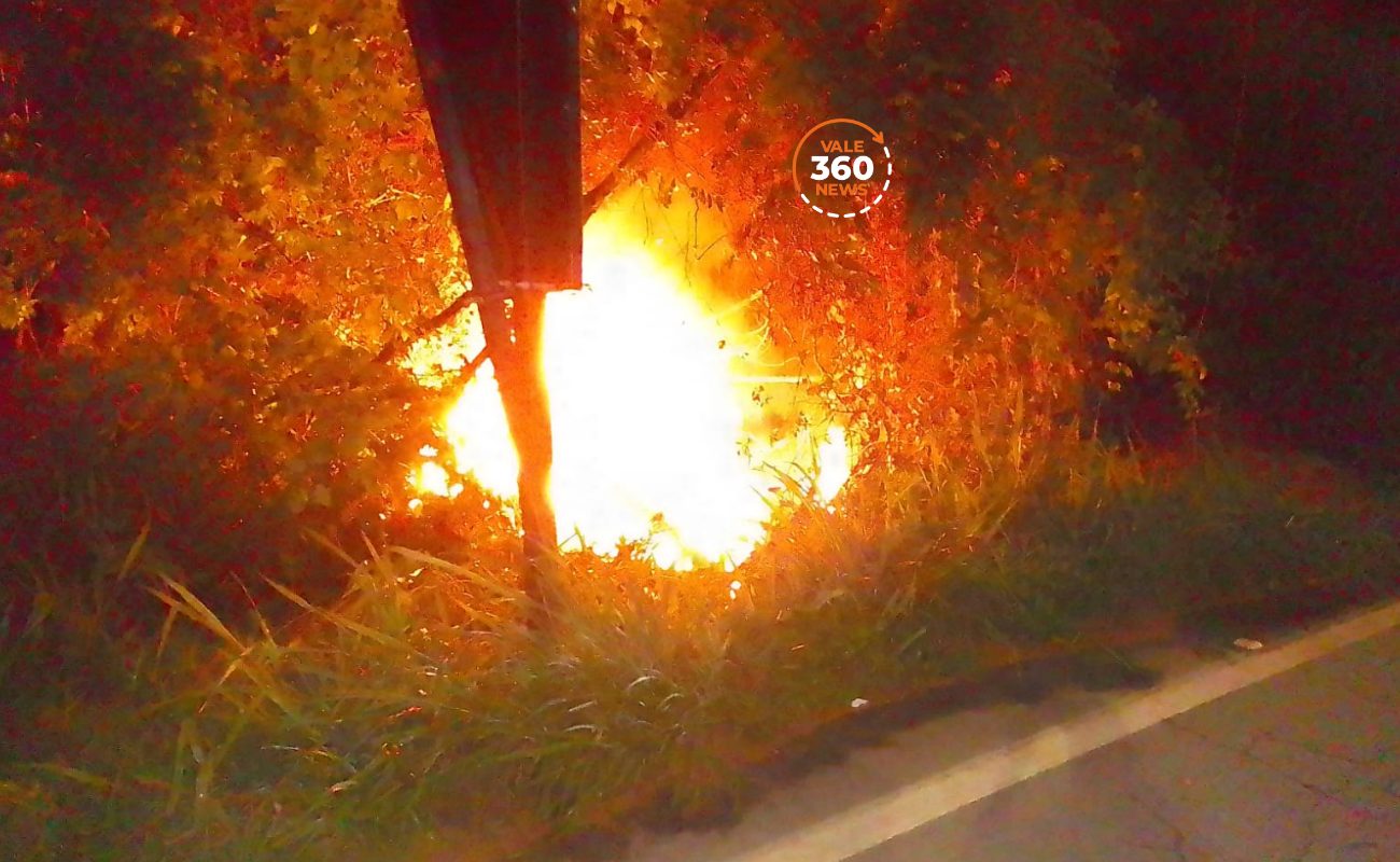 Carro cai em buraco em rodovia de Caraguatatuba e pega fogo