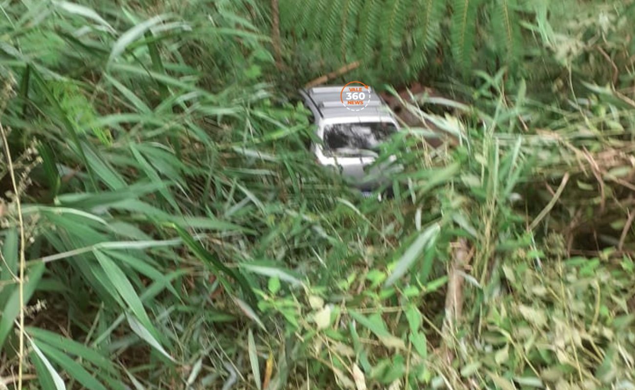 Homem é encontrado morto dentro de carro que caiu em ribanceira de rodovia de Caçapava