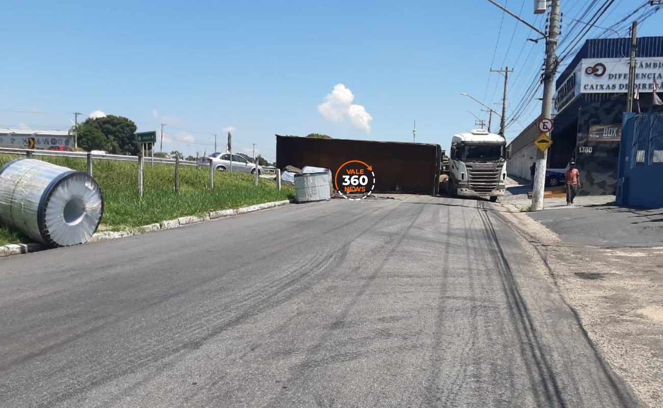 Carreta tomba e derruba bobinas de aço na entrada de Caçapava