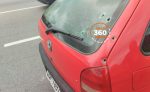 Carro fica perfurado de balas em São José dos Campos e tiros atingem dois homens. A tentativa de homicídio aconteceu na manhã desta segunda-feira (27/03), quando um veículo Astra Prata perseguiu e efetuou vários disparos contra um Gol vermelho, pelas ruas do Jardim Morumbi. Os Policiais Militares foram acionados via COPOM (Centro de Operações da Polícia Militar) para atender a ocorrência. Pela rua Leonardo da Vinci, próximo a um supermercado, os PMs encontraram cinco jovens com idades entre 16 e 21 anos, sendo que um deles havia sido baleado. Os cinco estavam no Gol Vermelho. Eles foram deixados no local e o condutor do carro seguiu em sentido ignorado.  Minutos depois, o veículo foi localizado pela Avenida Florestan Fernandes (Anel Viário) com o condutor dentro e baleado no pescoço e mais um passageiro ileso. De acordo com o boletim de ocorrência o Gol foi atingido por 11 tiros. O resgate do Corpo de Bombeiros foi acionado e socorreu o ferido para o Hospital da Vila Industrial. Não há informações atualizadas a respeito do estado de saúde do motorista. Ninguém foi preso até o momento. As partes foram conduzidas à delegacia e, posteriormente, liberadas. O caso será investigado pela polícia civil.  
