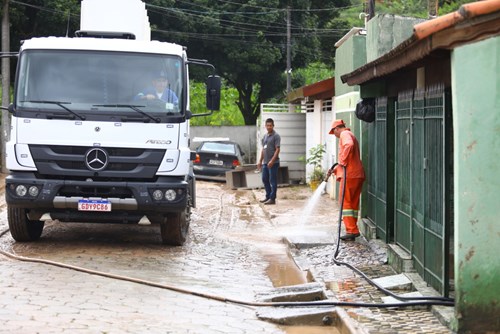 Chuva alaga 24 casas em São José dos Campos e Defesa Civil interdita cinco casas