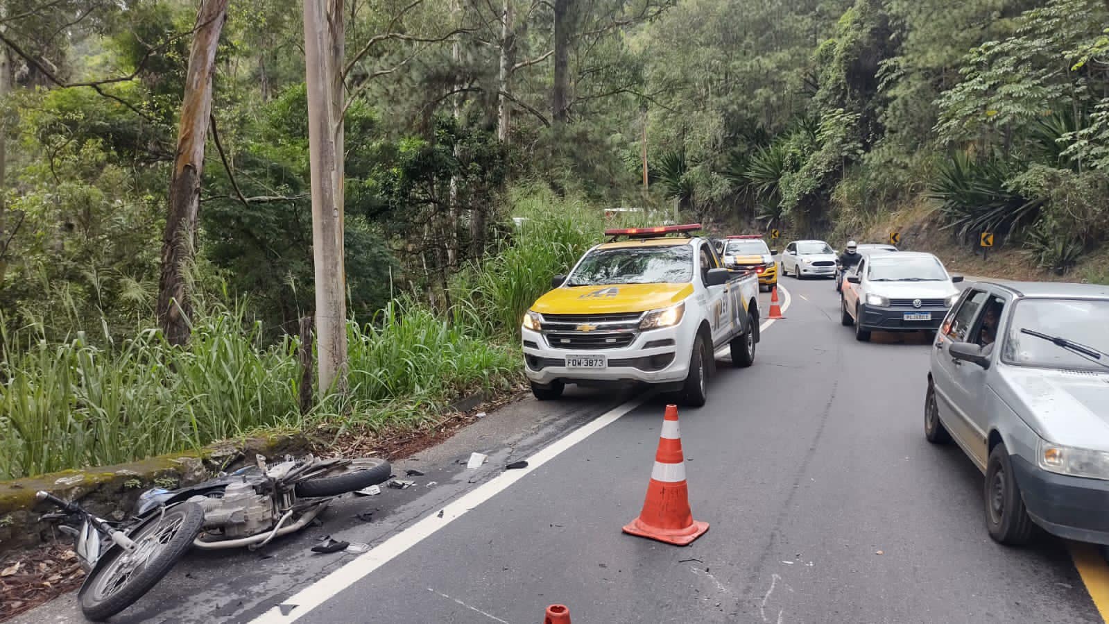 Motociclista morre em acidente contra ônibus na Rio-Santos em São Sebastião