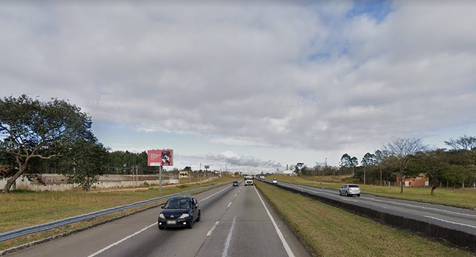 Engavetamento na Via Dutra, em Caçapava, envolve carro da PM e deixa dois feridos