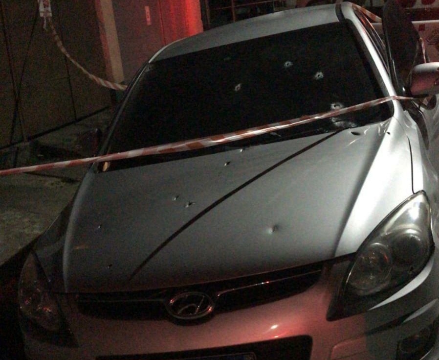 Jovem fica ferido e homem morre em ao menos 25 disparos de arma de fogo em São José dos Campos