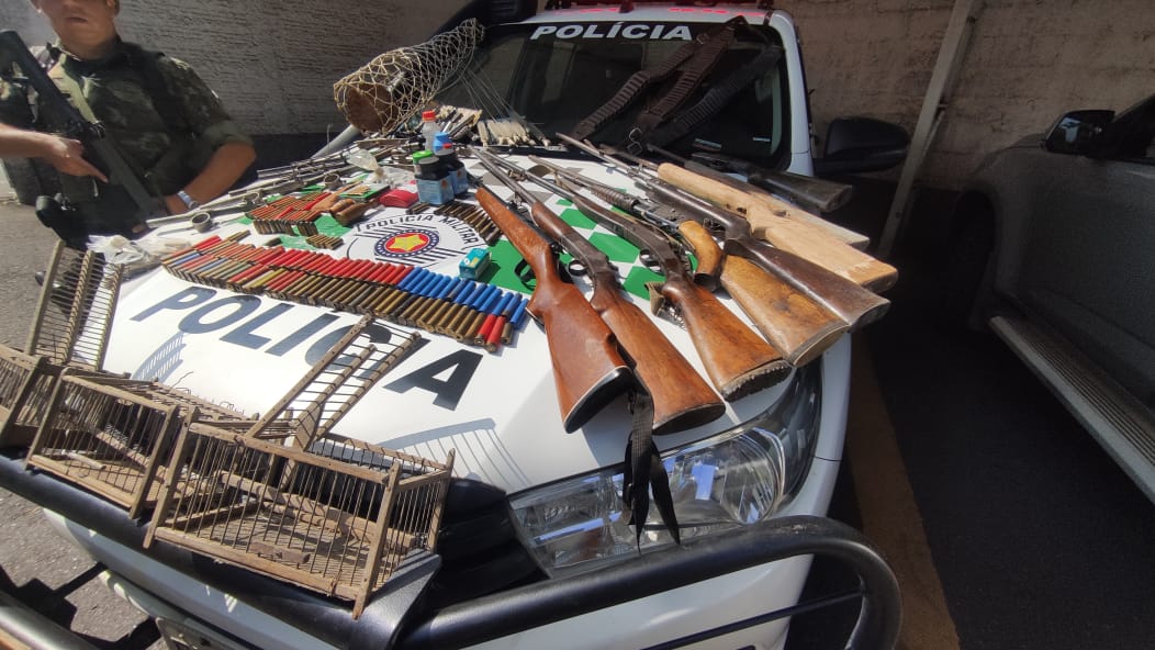 PM Ambiental prende uma pessoa e apreende várias armas de fogo em Pinda