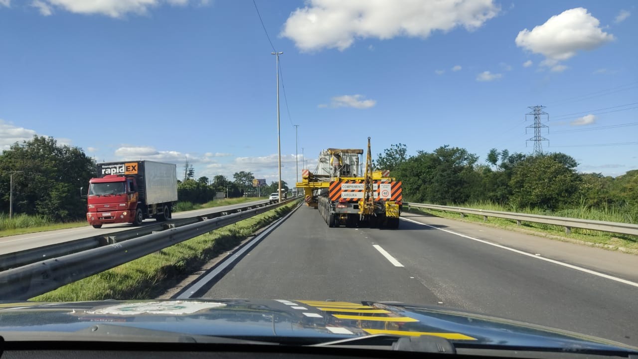 Carreta com maquinário pesado chega a causar quase 20 km de lentidão na Via Dutra