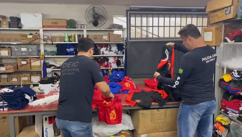 Polícia Civil apreende milhares de vestuários de clubes de futebol falsificados em Aparecida e Potim