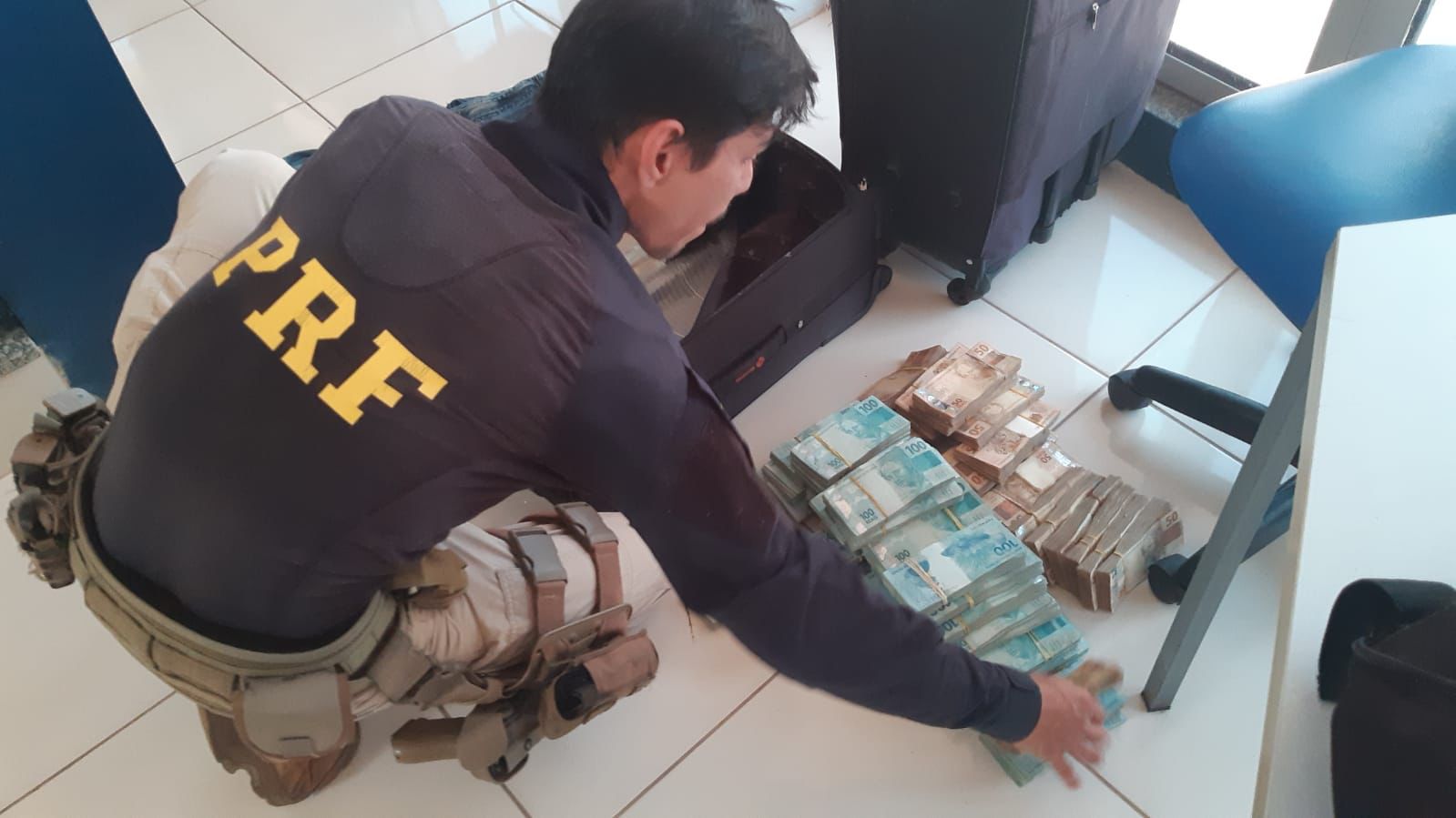 VÍDEO: PRF prende três homens com R$ 1,6 milhão na Via Dutra