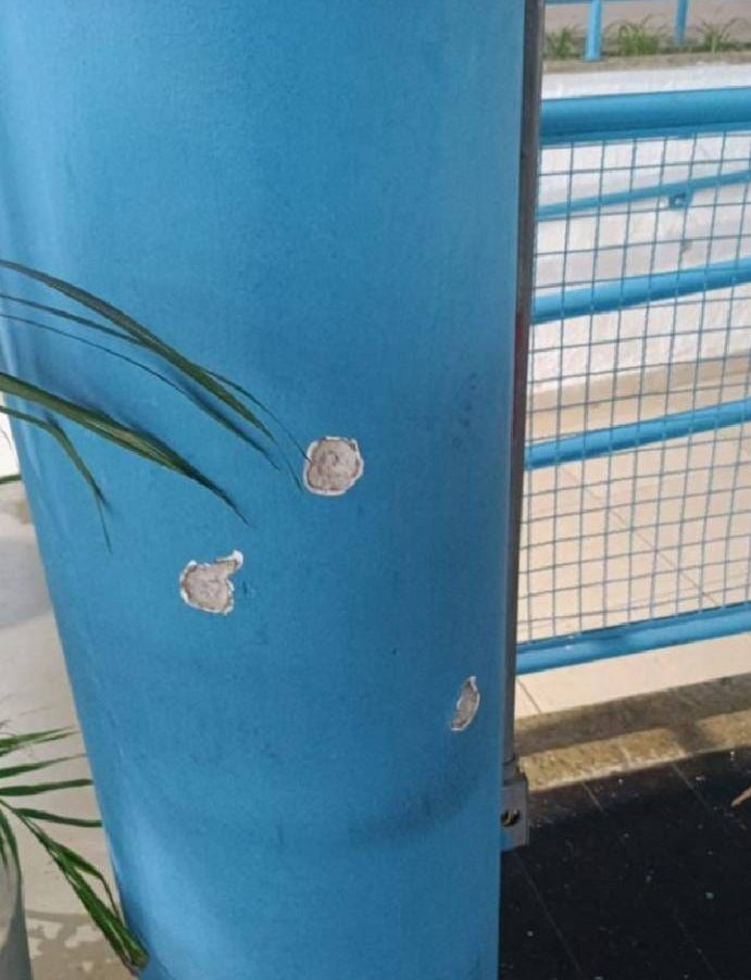 Imagens mostram parede de escola com marcas de tiro em São José dos Campos