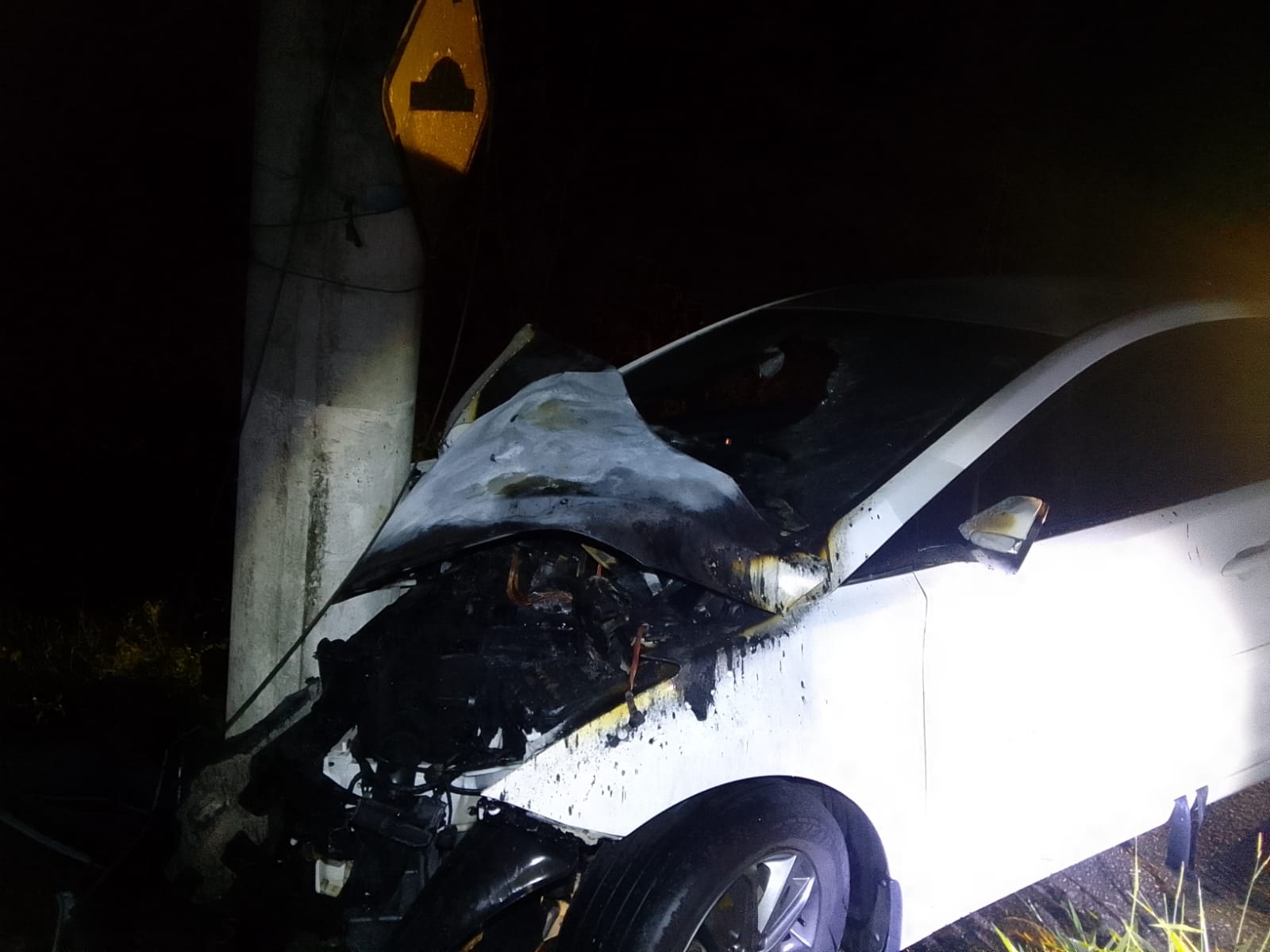 Carro bate em poste em rodovia de Taubaté, pega fogo e motorista foge