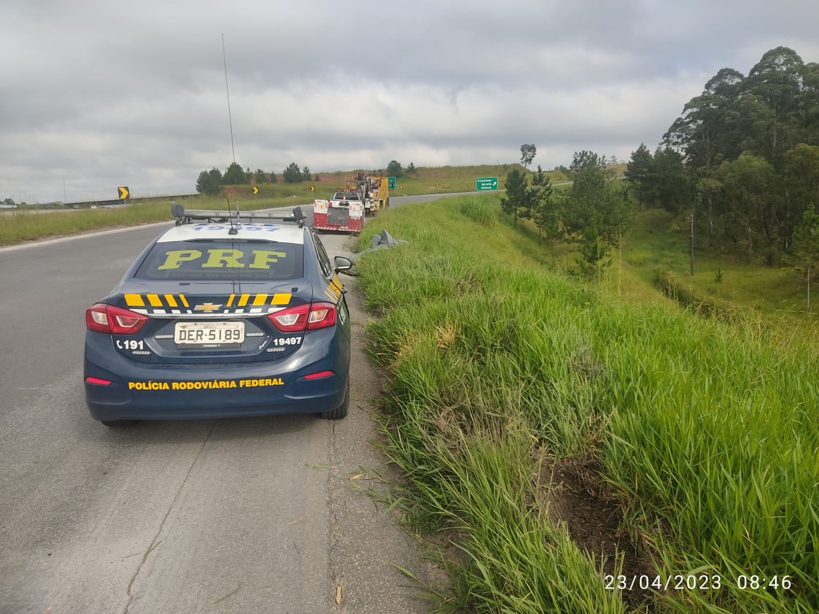 Motociclista não habilitado se choca contra placa na Via Dutra, em Jacareí, e morre