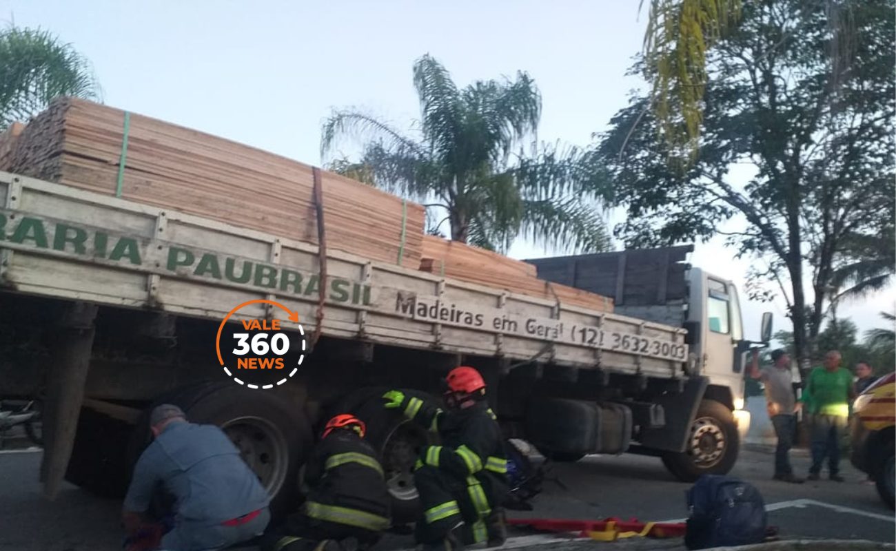 Motociclista atropelado por caminhão na rodovia Oswaldo Cruz, em Taubaté, não resiste a ferimentos e morre
