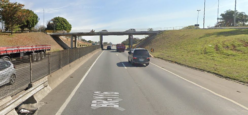 Carro capota e motorista morre embaixo do viaduto Independência em Taubaté
