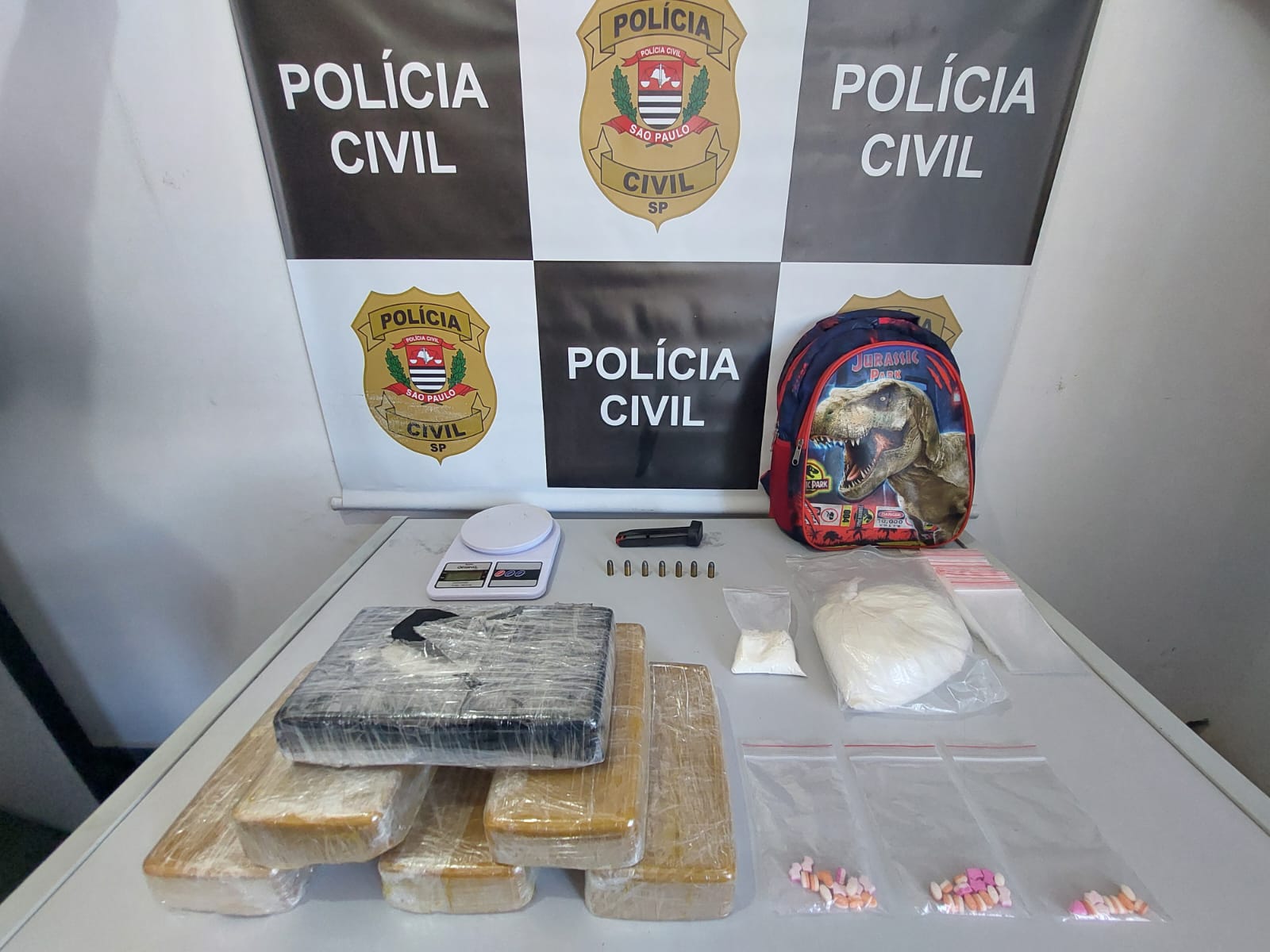 Polícia Civil de Jacareí prende boliviana e dois homens com 7 kg de cocaína em Santa Branca