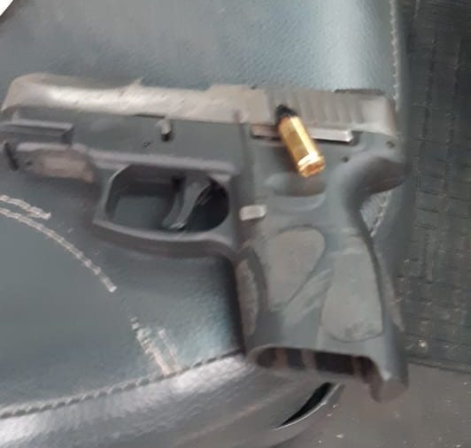 Polícia prende duas pessoas e um arma em operação com o crime organizado em Cruzeiro