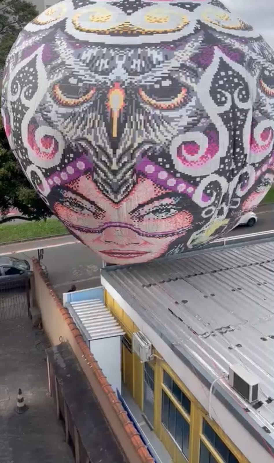 Balão cai sobre casas e próximo à escola em São José dos Campos
