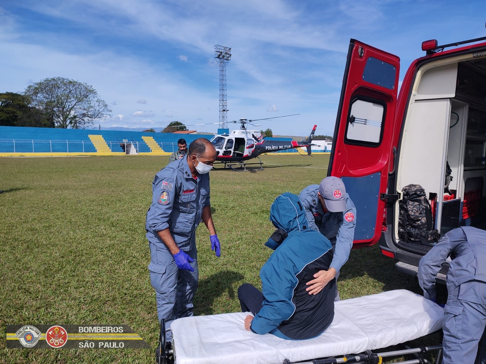 Helicóptero Águia e Bombeiros fazem resgate de homem em trilha no Pico dos Marins