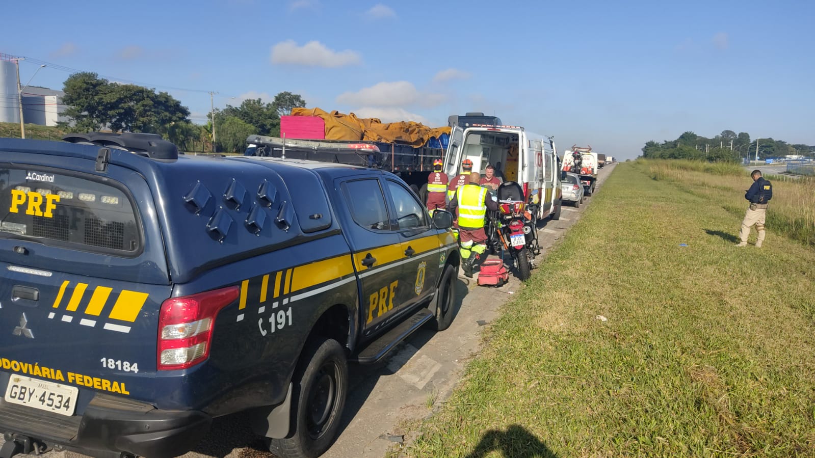 Sete acidentes complicam o trânsito na Via Dutra em São José dos Campos e Jacareí na manhã desta quinta