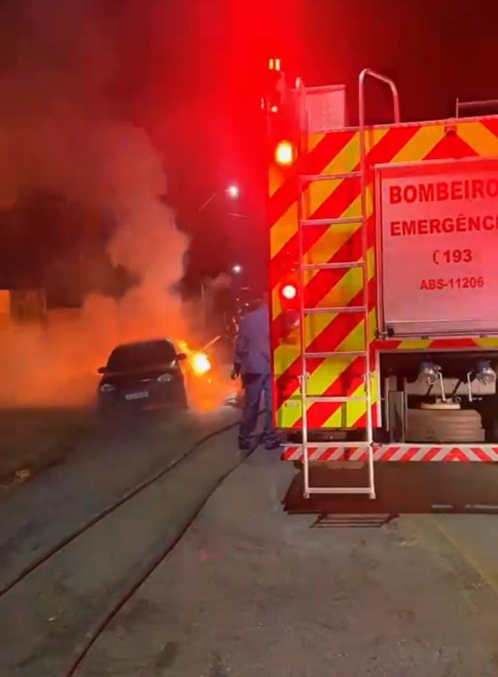 Seis veículos são incendiados durante a madrugada deste sábado