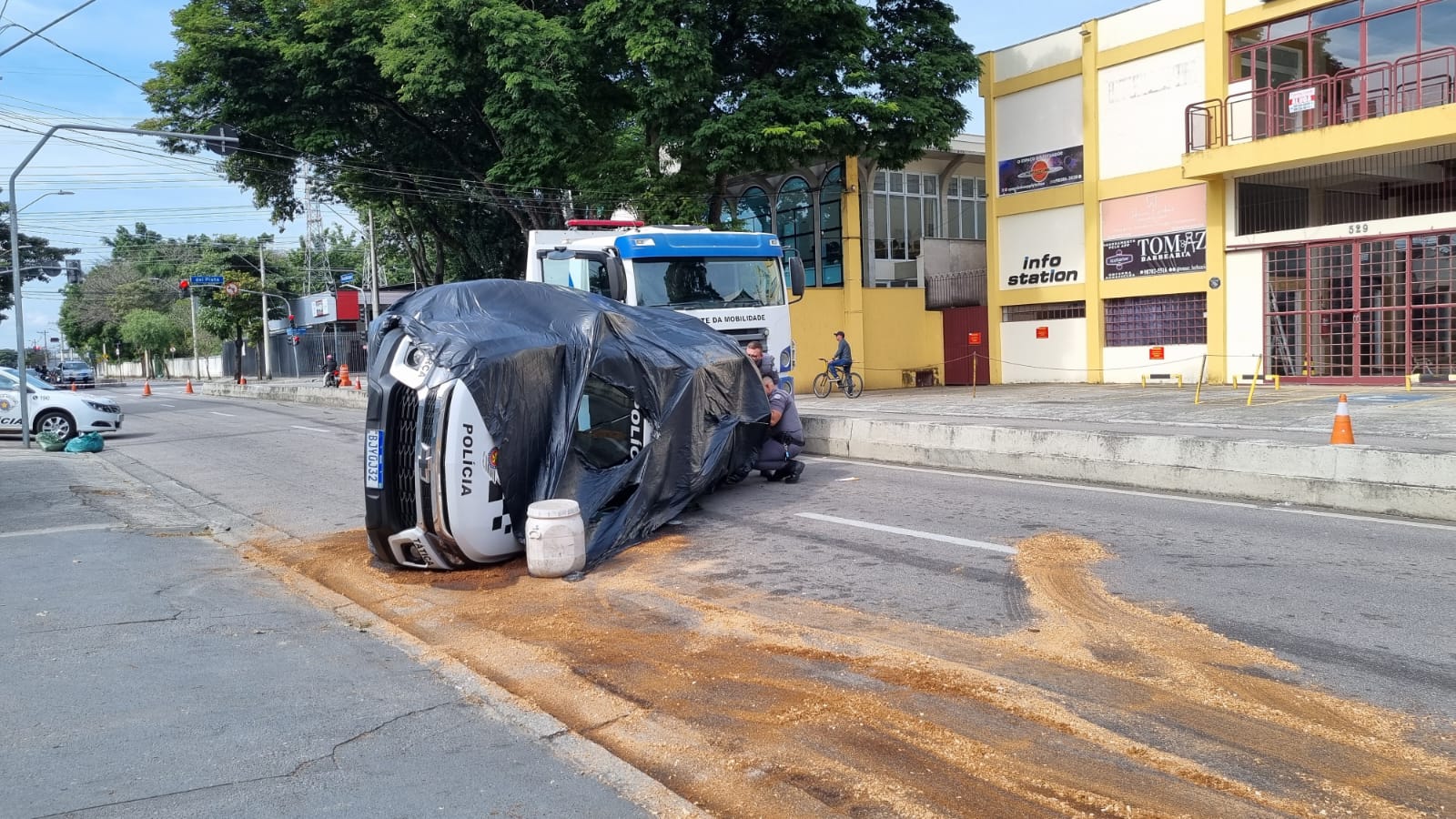 Viatura da PM bate em ônibus e tomba em São José dos Campos