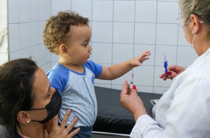 Vacinação contra a gripe está disponível para toda população acima de seis meses em São José dos Campos