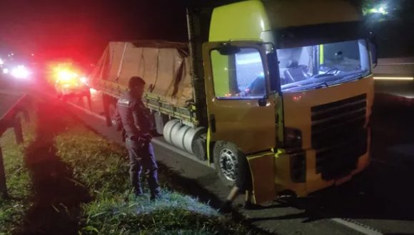 Trio rouba e faz caminhoneiro refém na Via Dutra em Pinda