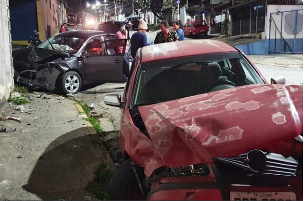 Motorista com carteira de habilitação suspensa causa acidente em Jacareí