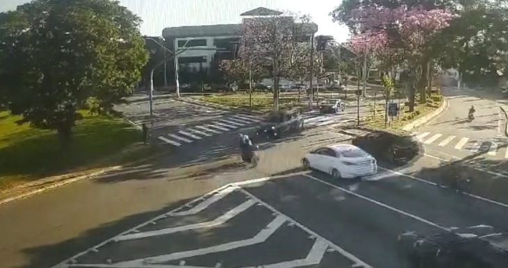 VÍDEO: Carro fura sinal vermelho e atinge em cheio motociclista em Taubaté