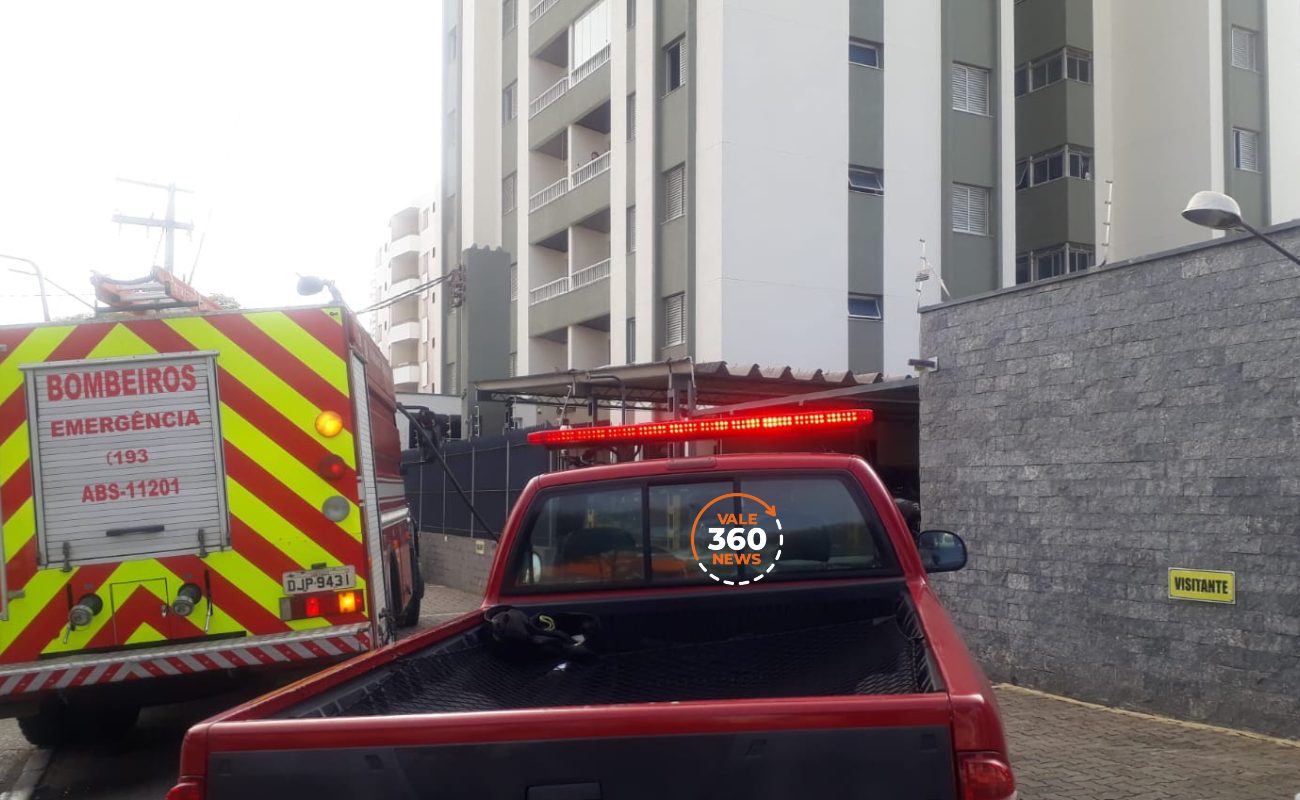 Carro pega fogo em estacionamento de prédio em Caçapava e mobiliza Bombeiros