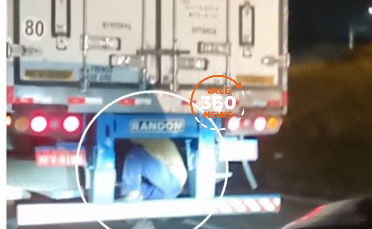 Homem se aproveita de trânsito lento na Via Dutra em Caçapava para subir em caminhão
