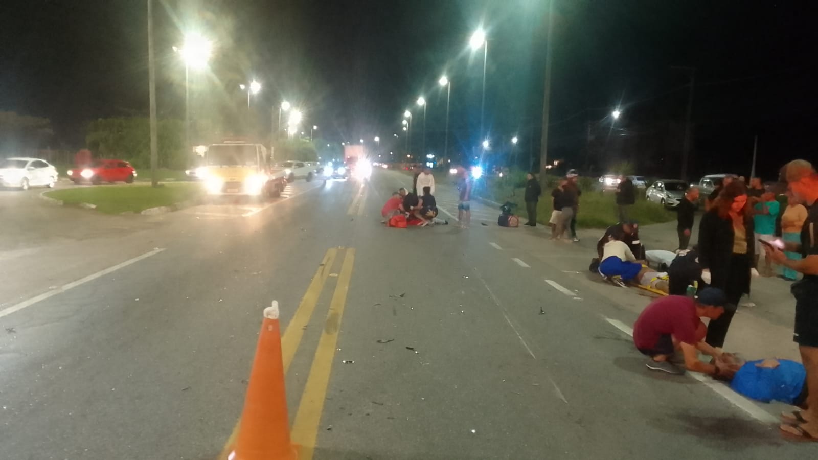 Pedestres ficam gravemente feridos em acidente com três motos em Caraguatatuba