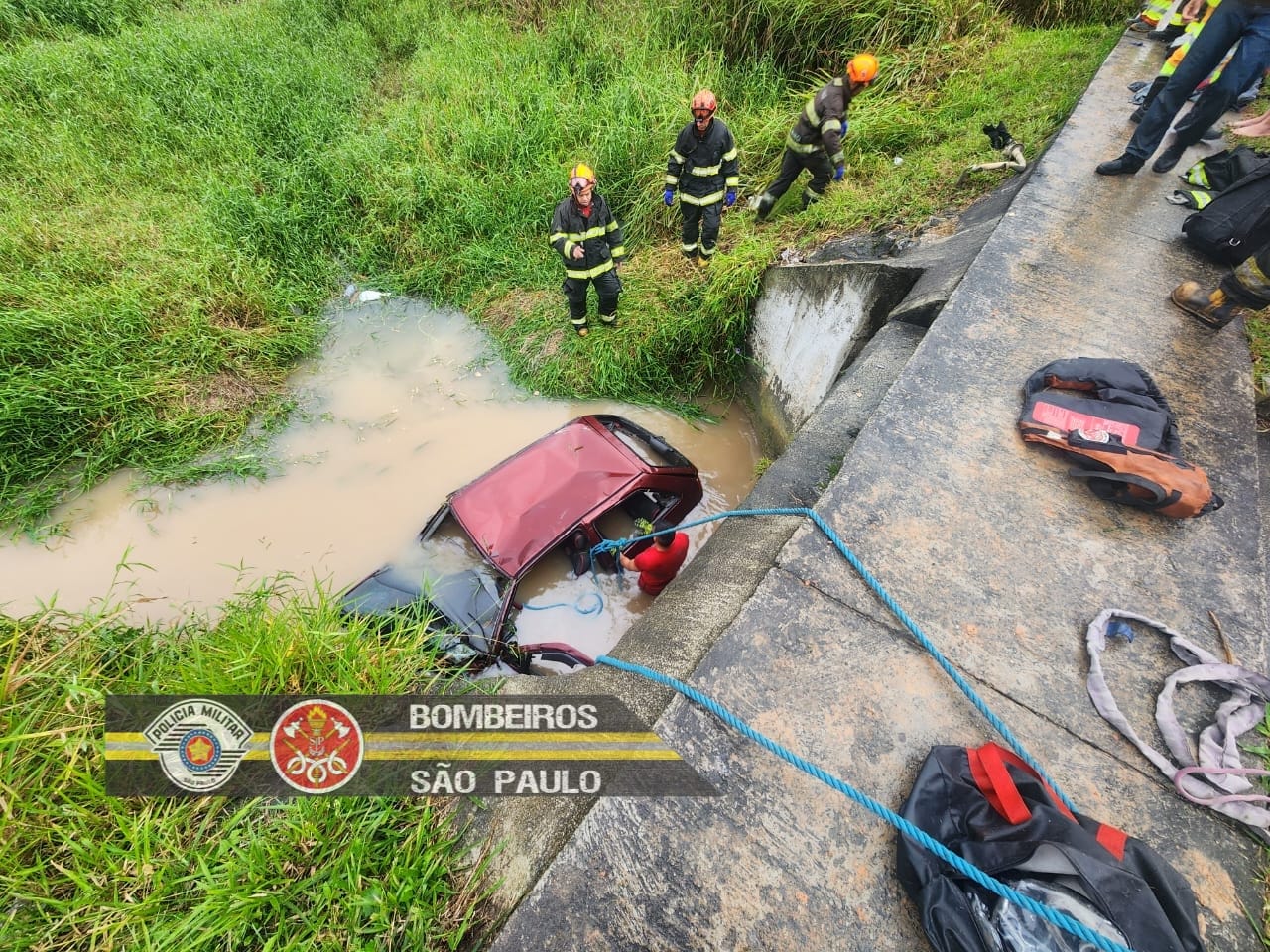 Carro capota, cai em córrego e mulher morre em Jacareí